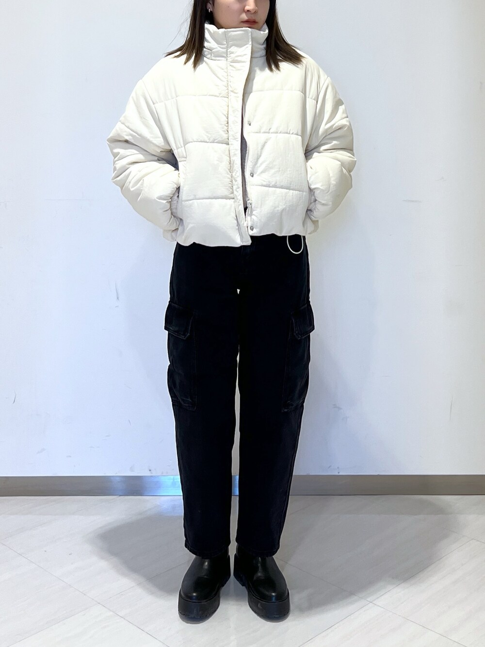グリーン系のニット/セーター、ホワイト系のニット/セーター、ブラック系のデニムパンツを着用したレディースの冬コーディネートの5枚目の写真
