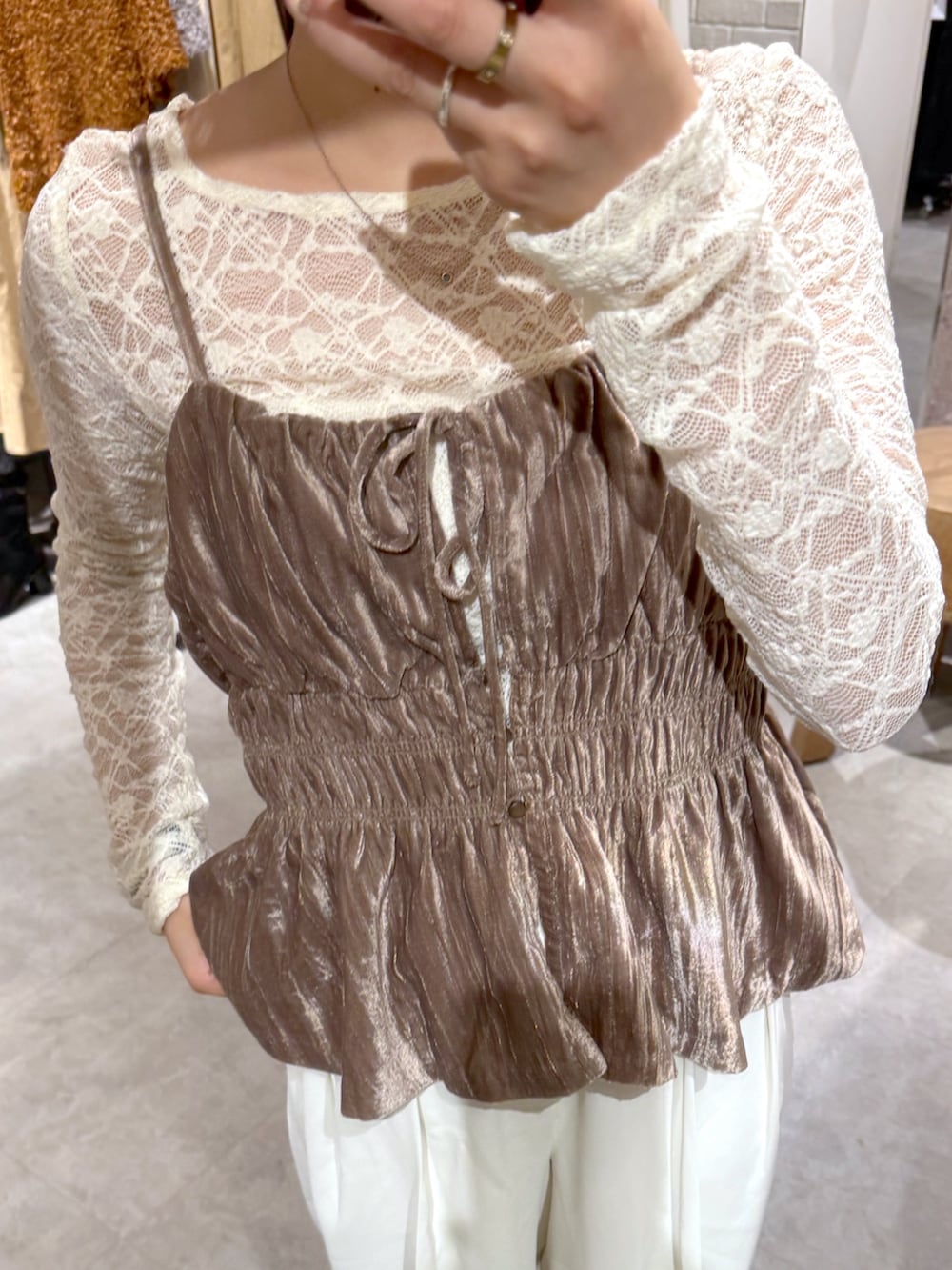 ホワイト系のTシャツ/カットソー、ベージュ系のその他トップス、ホワイト系のその他パンツを着用したレディースの秋コーディネートの3枚目の写真