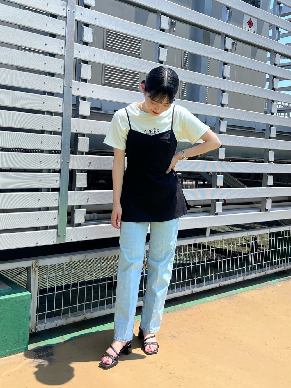 ホワイト系のTシャツ/カットソー、ブラック系のシャツ/ブラウス、ブルー系のデニムパンツを着用したレディースの夏コーディネートの2枚目の写真