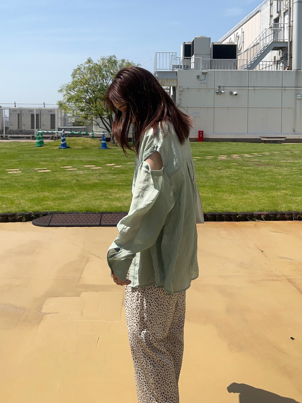 ブラック系のサンダル、ホワイト系のその他パンツ、グリーン系のシャツ/ブラウスを着用したレディースの春コーディネートの3枚目の写真