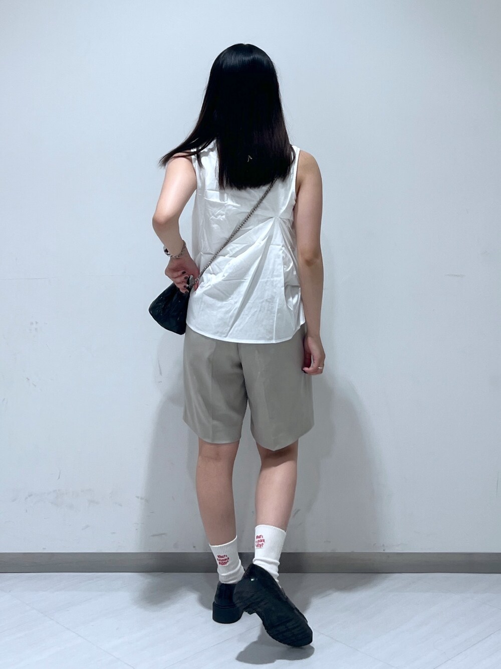 ホワイト系のシャツ/ブラウス、ベージュ系のその他パンツ、ブラック系のショルダーバッグを着用したレディースの夏コーディネートの4枚目の写真