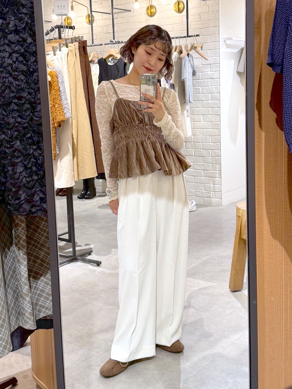 ホワイト系のTシャツ/カットソー、ベージュ系のその他トップス、ホワイト系のその他パンツを着用したレディースの秋コーディネートの4枚目の写真