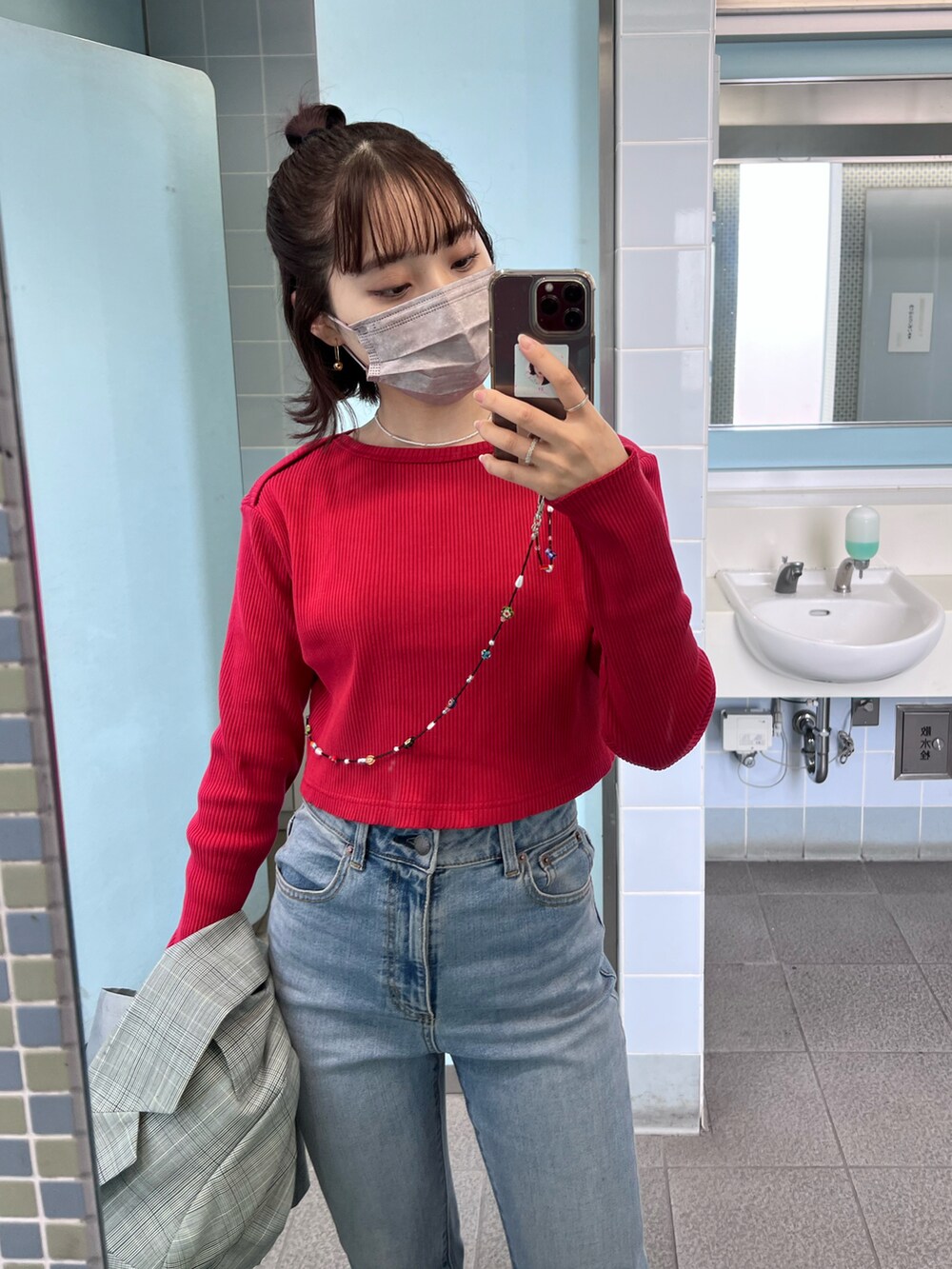 レッド系のTシャツ/カットソー、グレー系のテーラードジャケット、ブルー系のデニムパンツを着用したレディースの春コーディネートの3枚目の写真
