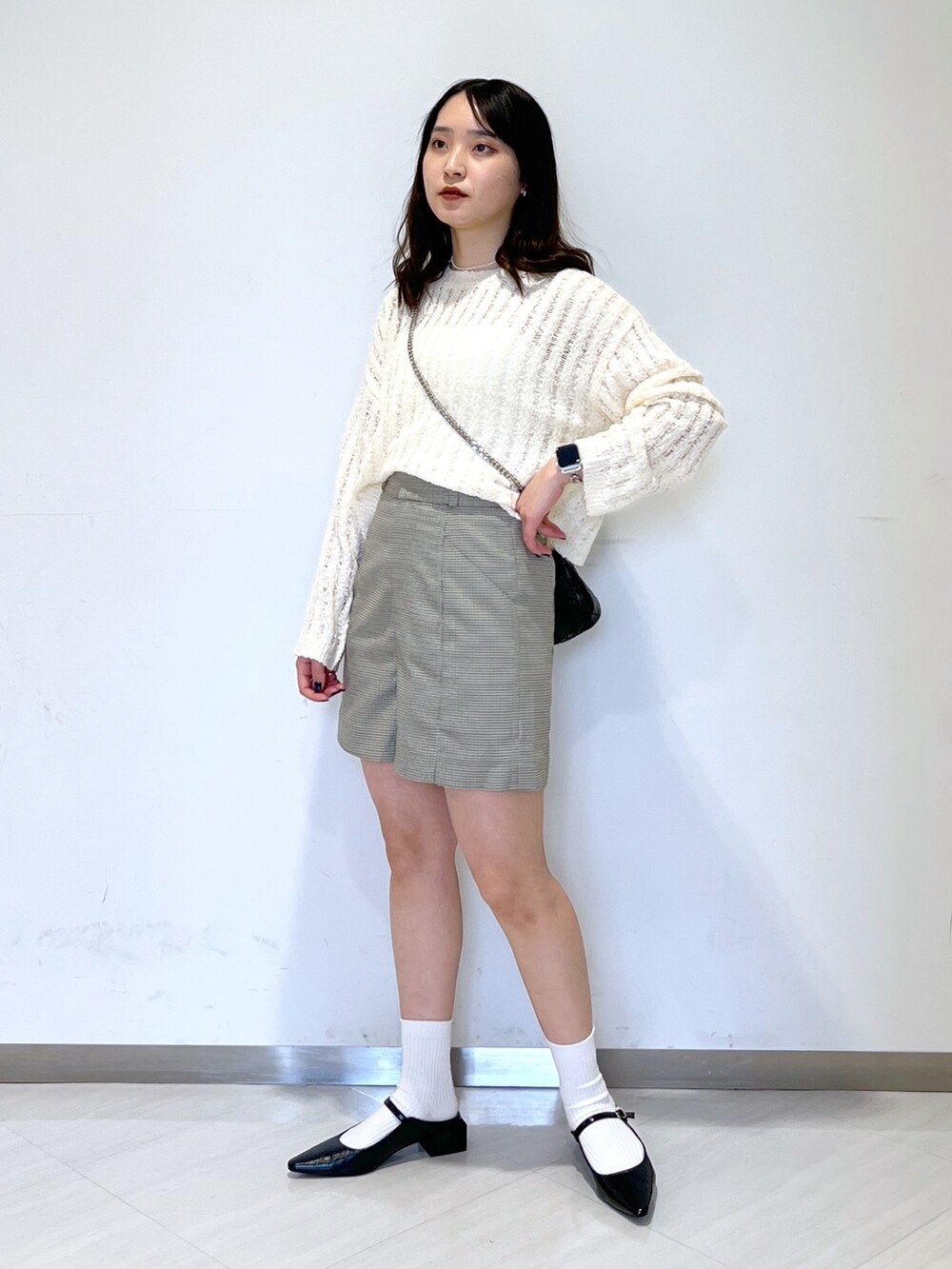 ホワイト系のニット/セーター、ブラック系のショルダーバッグ、ホワイト系のその他パンツを着用したレディースの春コーディネートの2枚目の写真