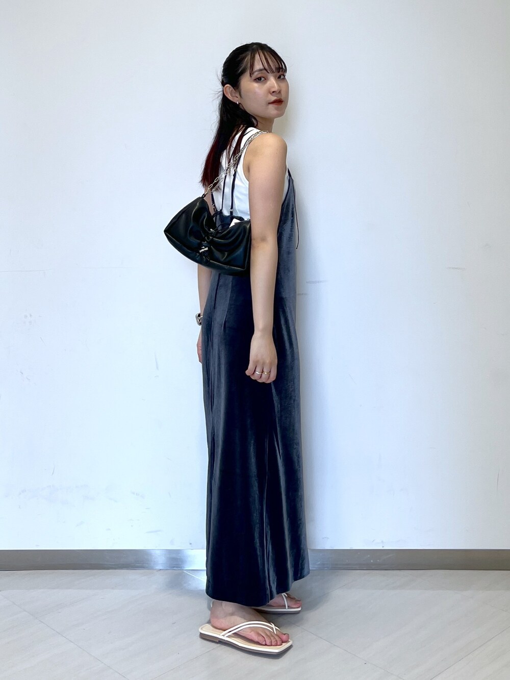 グレー系のワンピース、ホワイト系のタンクトップ、ホワイト系のカーディガン/ボレロを着用したレディースの夏コーディネートの5枚目の写真