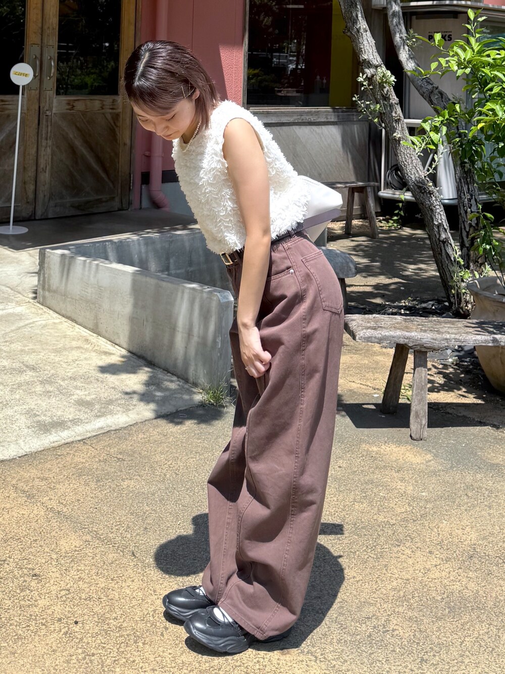 ホワイト系のシャツ/ブラウス、ブラウン系のデニムパンツ、ブラック系のスニーカーを着用したレディースの夏コーディネートの4枚目の写真