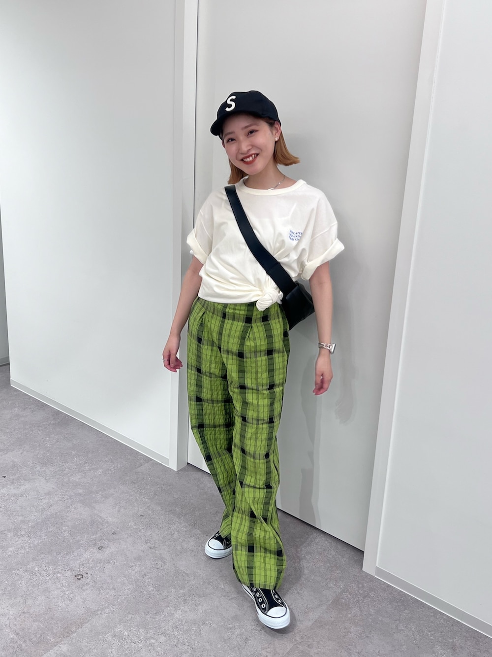 ホワイト系のTシャツ/カットソー、グリーン系のその他パンツ、ブラック系のスリッポンを着用したレディースの夏コーディネートの2枚目の写真