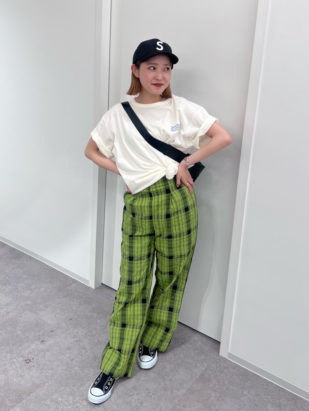 ホワイト系のTシャツ/カットソー、グリーン系のその他パンツ、ブラック系のスリッポンを着用したレディースの夏コーディネートの3枚目の写真