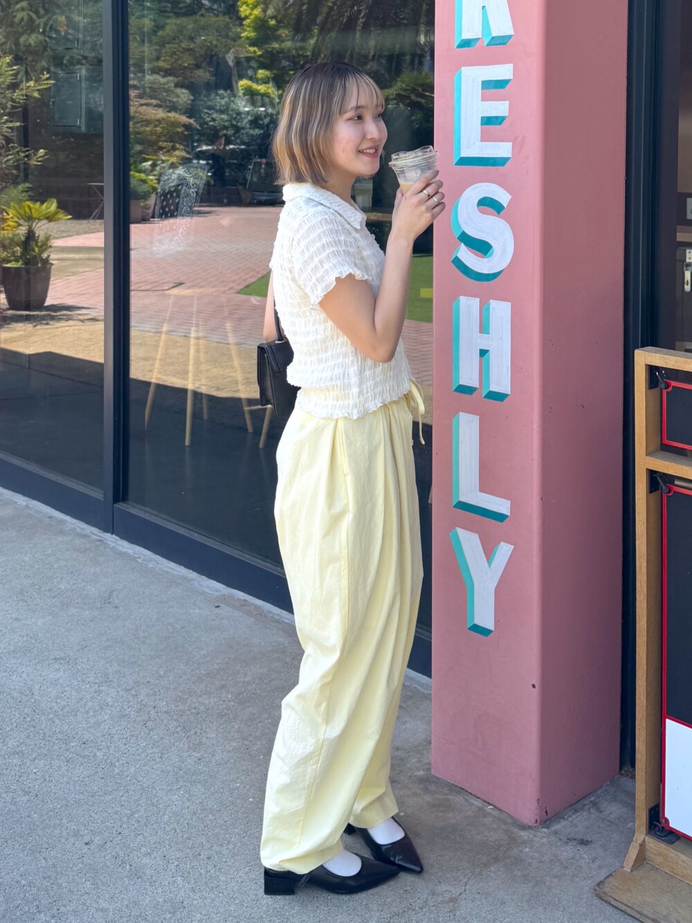 ホワイト系のシャツ/ブラウス、ホワイト系のキャミソール、ブラック系のパンプスを着用したレディースの夏コーディネートの3枚目の写真