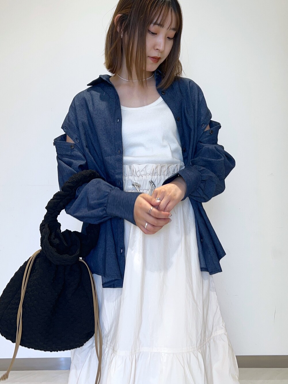 ホワイト系のタンクトップ、ブルー系のシャツ/ブラウス、ホワイト系のスカートを着用したレディースの秋コーディネートの3枚目の写真