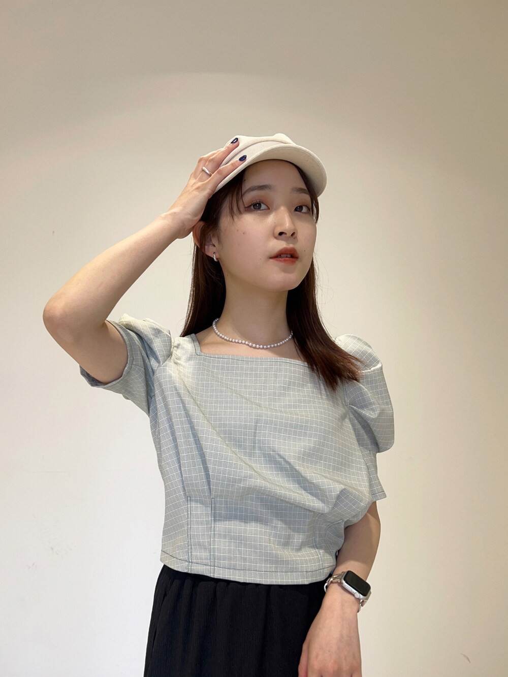 ブルー系のシャツ/ブラウス、ブラック系のスカート、ホワイト系のサンダルを着用したレディースの春コーディネートの4枚目の写真