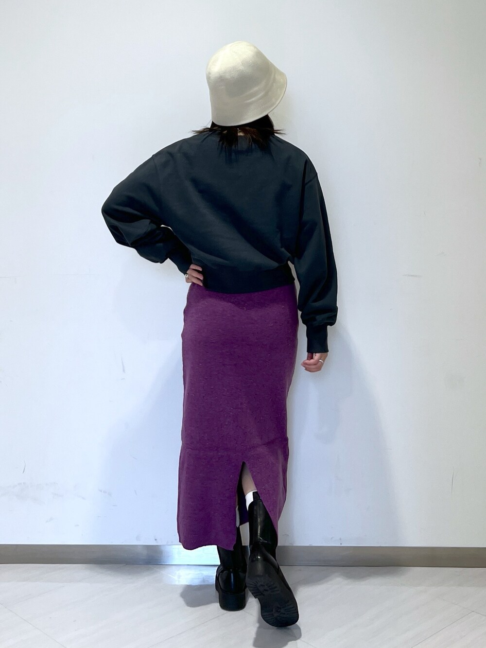 ブラック系のスウェット、パープル系のスカート、ベージュ系のハットを着用したレディースの冬コーディネートの5枚目の写真