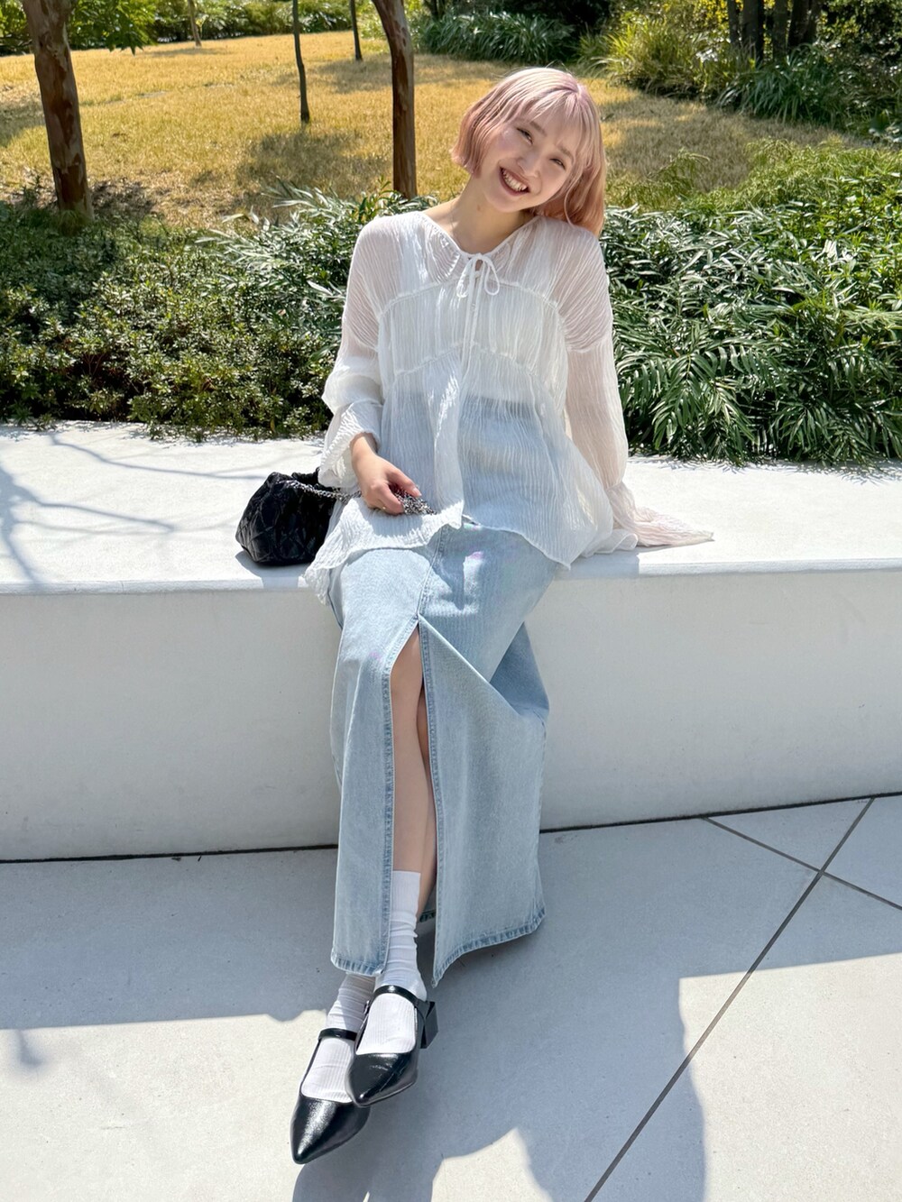 ブラック系のパンプス、ホワイト系のシャツ/ブラウス、ホワイト系のタンクトップを着用したレディースの春コーディネートの4枚目の写真