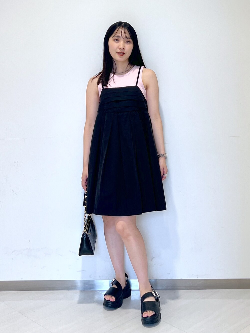 ピンク系のタンクトップ、ブラック系のワンピース、ブラック系のトートバッグを着用したレディースの夏コーディネートの5枚目の写真