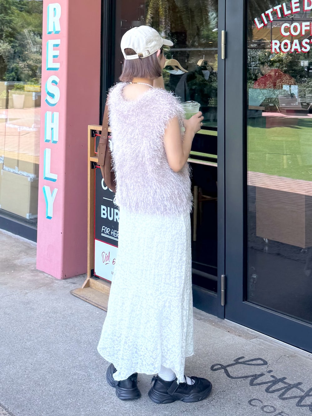 ホワイト系のワンピース、ベージュ系のニット/セーター、ブラウン系のハンドバッグを着用したレディースの夏コーディネートの5枚目の写真