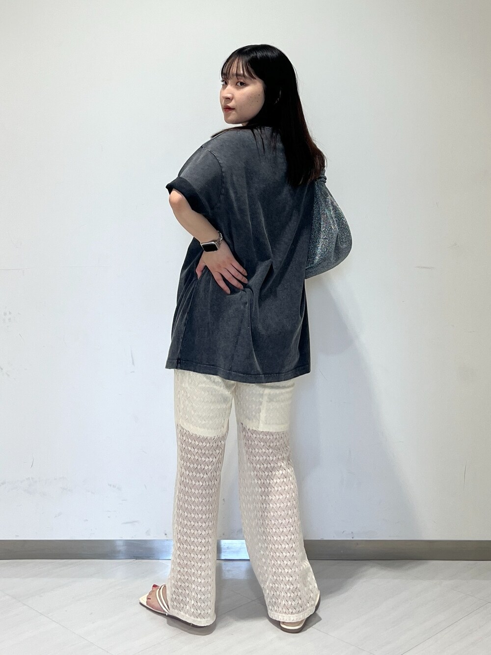 ブラック系のTシャツ/カットソー、シルバー系のハンドバッグ、ホワイト系のその他パンツを着用したレディースの夏コーディネートの4枚目の写真