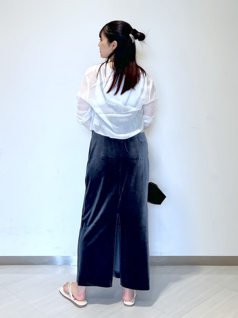 グレー系のワンピース、ホワイト系のタンクトップ、ホワイト系のカーディガン/ボレロを着用したレディースの夏コーディネートの3枚目の写真