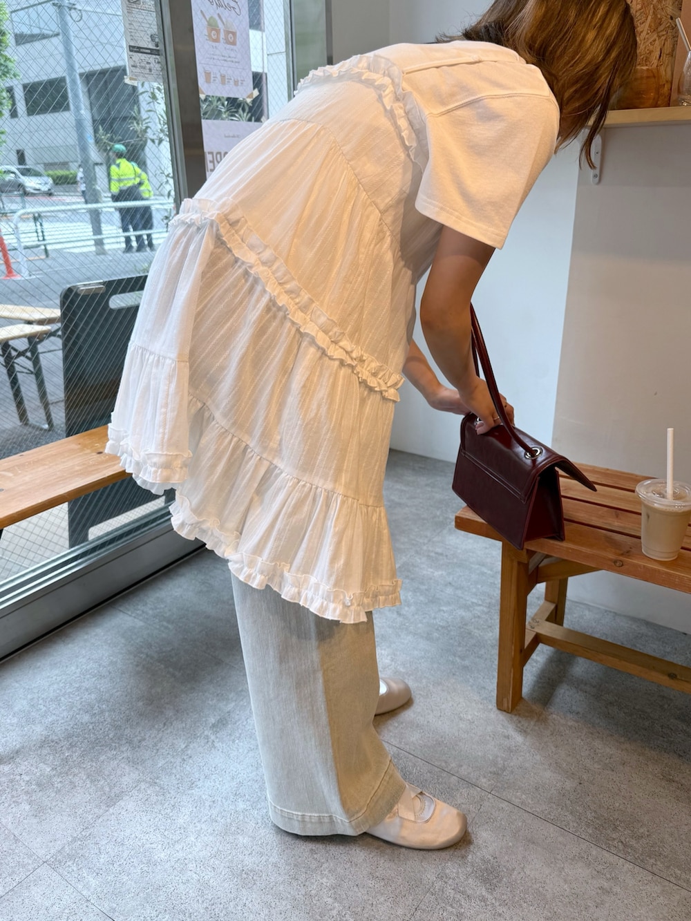 ホワイト系のワンピース、ホワイト系のTシャツ/カットソー、ブルー系のデニムパンツを着用したレディースの夏コーディネートの5枚目の写真