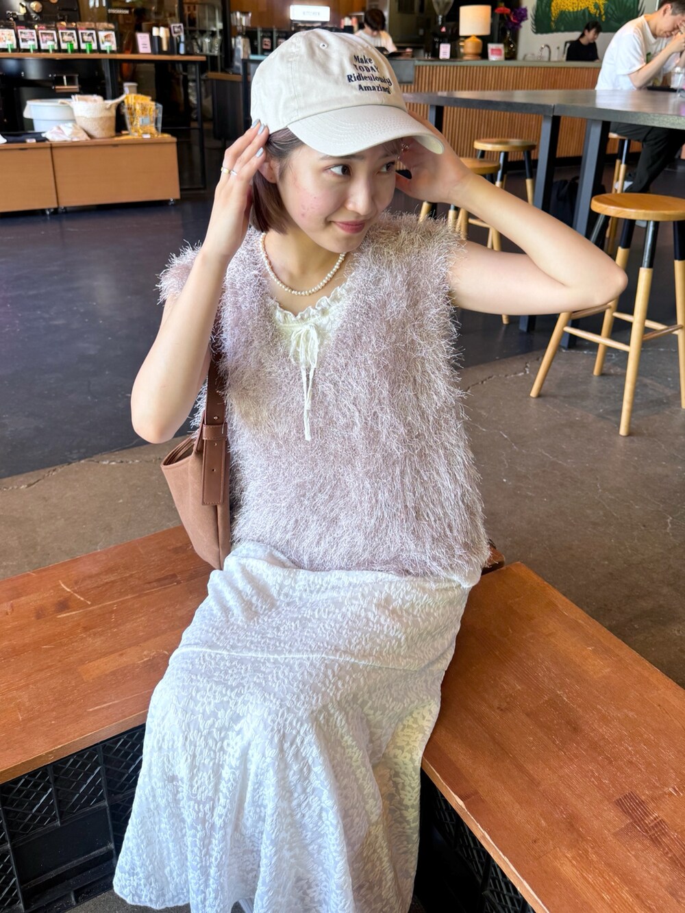 ホワイト系のワンピース、ベージュ系のニット/セーター、ブラウン系のハンドバッグを着用したレディースの夏コーディネートの4枚目の写真