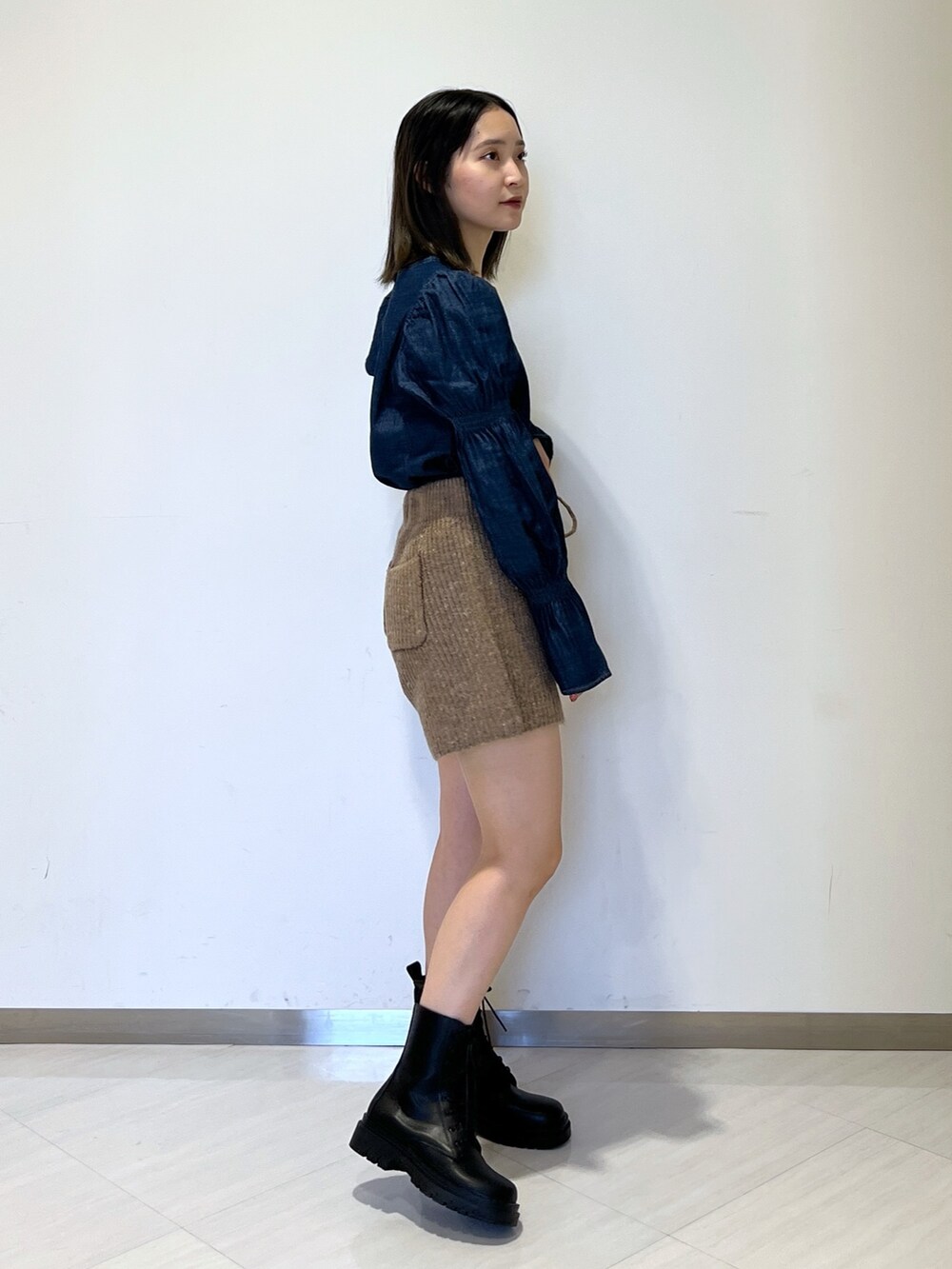 ブラウン系のその他パンツ、ブルー系のシャツ/ブラウス、ブラック系のブーツを着用したレディースの冬コーディネートの3枚目の写真