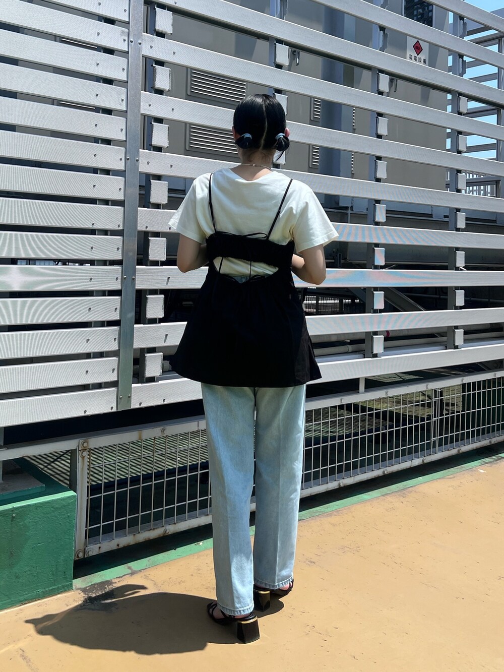 ホワイト系のTシャツ/カットソー、ブラック系のシャツ/ブラウス、ブルー系のデニムパンツを着用したレディースの夏コーディネートの4枚目の写真