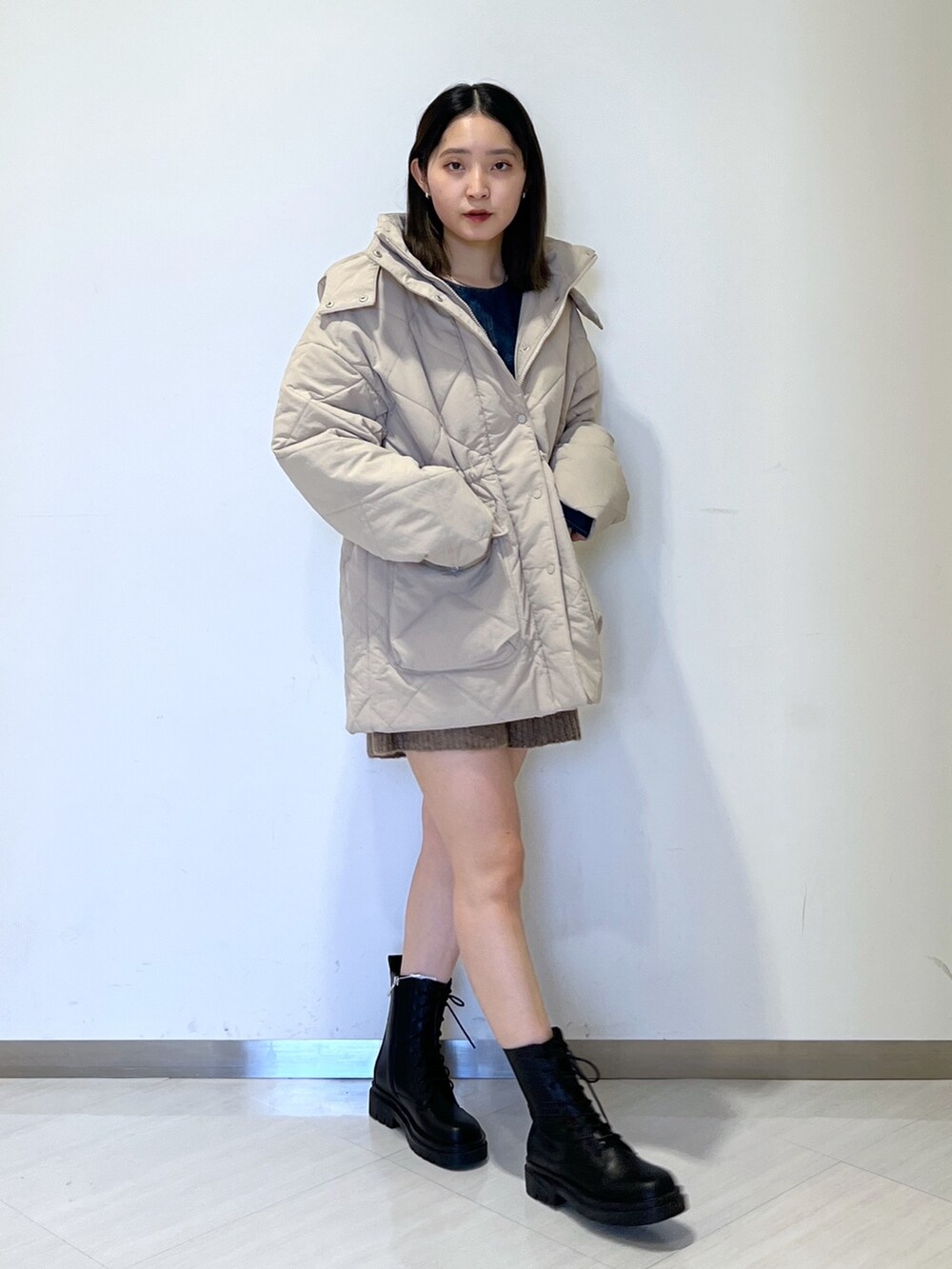 ベージュ系のダウンジャケット/コート、ブルー系のシャツ/ブラウス、ブラウン系のその他パンツを着用したレディースの秋コーディネートの5枚目の写真