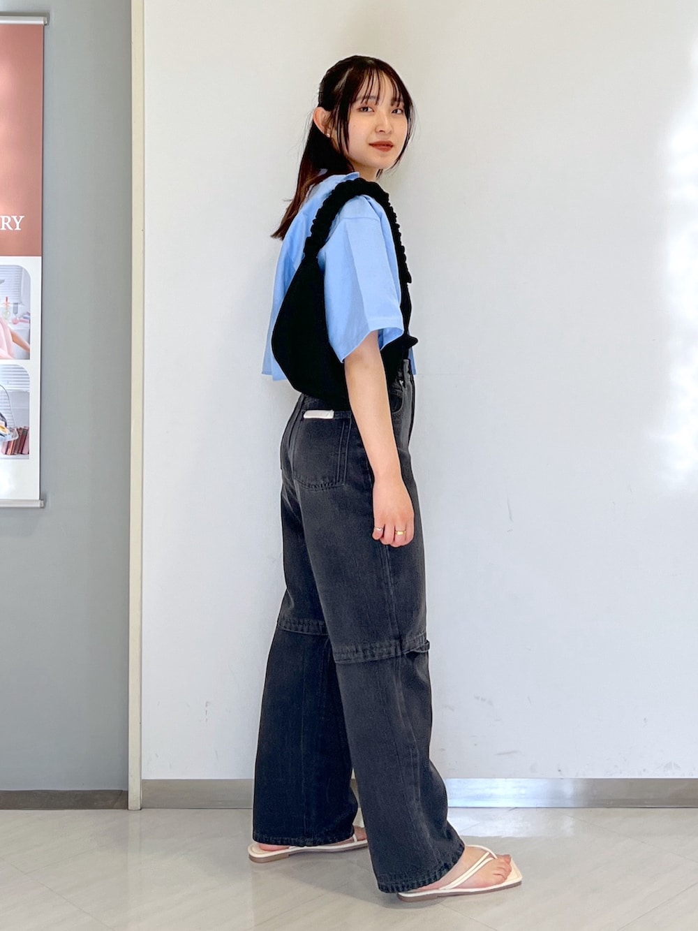 ブラック系のタンクトップ、ブルー系のシャツ/ブラウス、ブラック系のデニムパンツを着用したレディースの春コーディネートの3枚目の写真