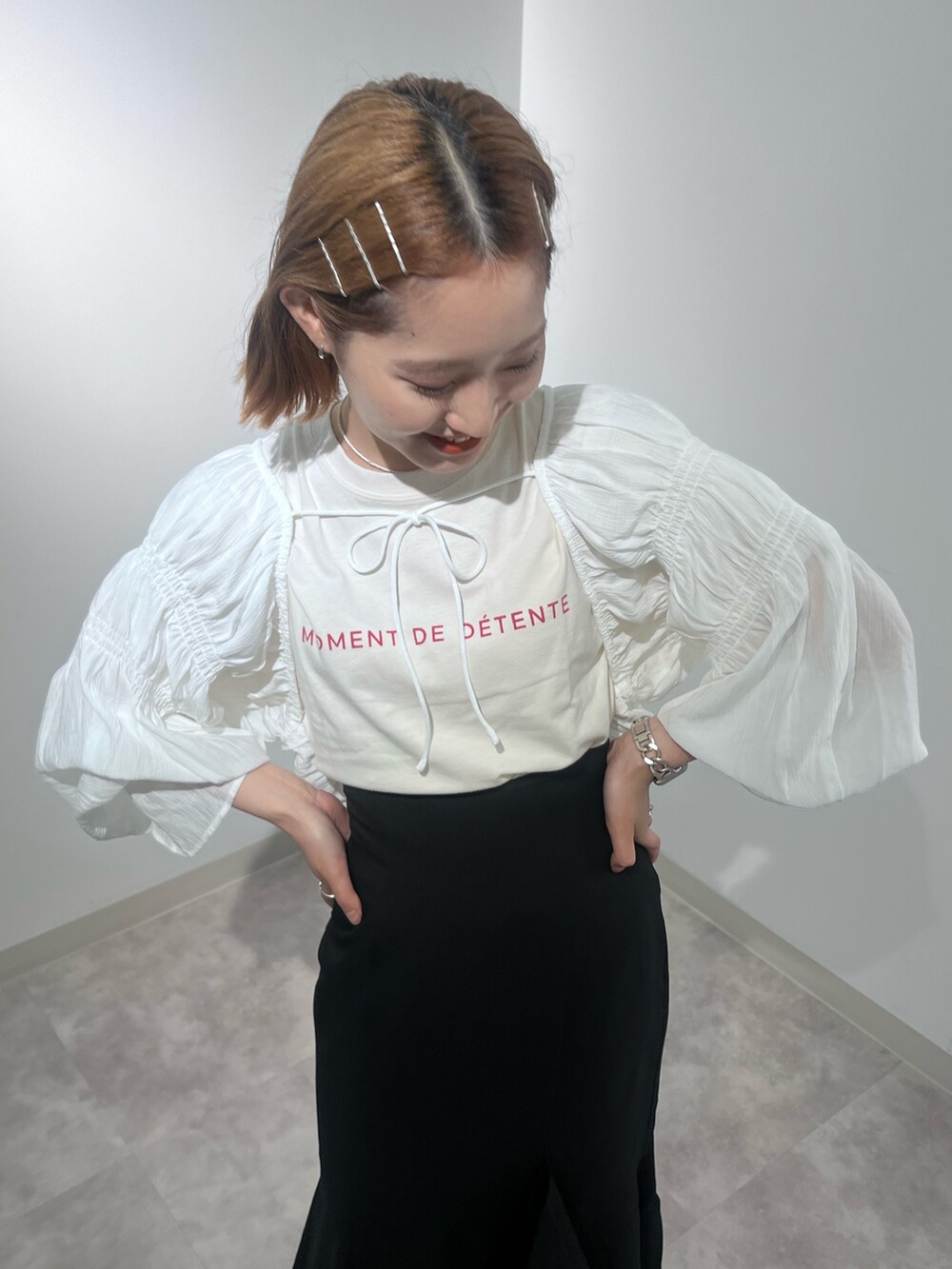 ブラック系のスカート、ホワイト系のカーディガン/ボレロ、ホワイト系のTシャツ/カットソーを着用したレディースの夏コーディネートの6枚目の写真