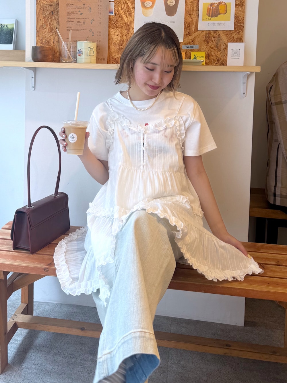 ホワイト系のワンピース、ホワイト系のTシャツ/カットソー、ブルー系のデニムパンツを着用したレディースの夏コーディネートの4枚目の写真