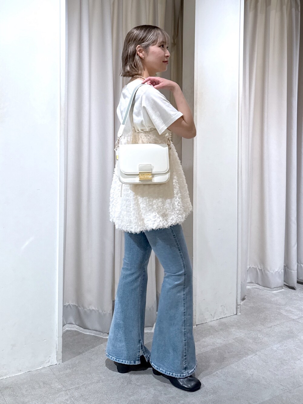 ホワイト系のTシャツ/カットソー、ホワイト系のキャミソール、ホワイト系のショルダーバッグを着用したレディースの夏コーディネートの3枚目の写真