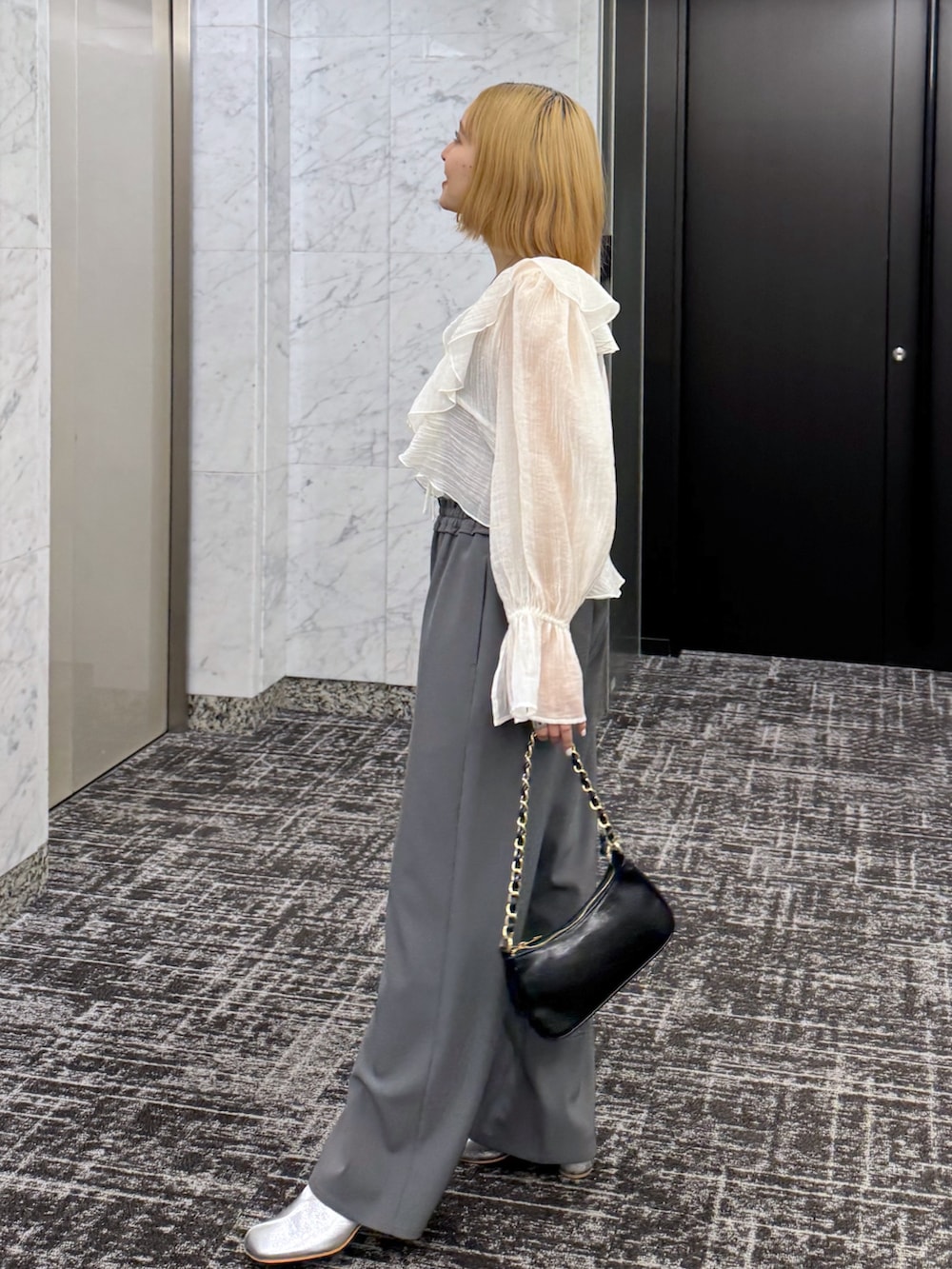 グレー系のタンクトップ、ホワイト系のシャツ/ブラウス、グレー系のその他パンツを着用したレディースの春コーディネートの3枚目の写真