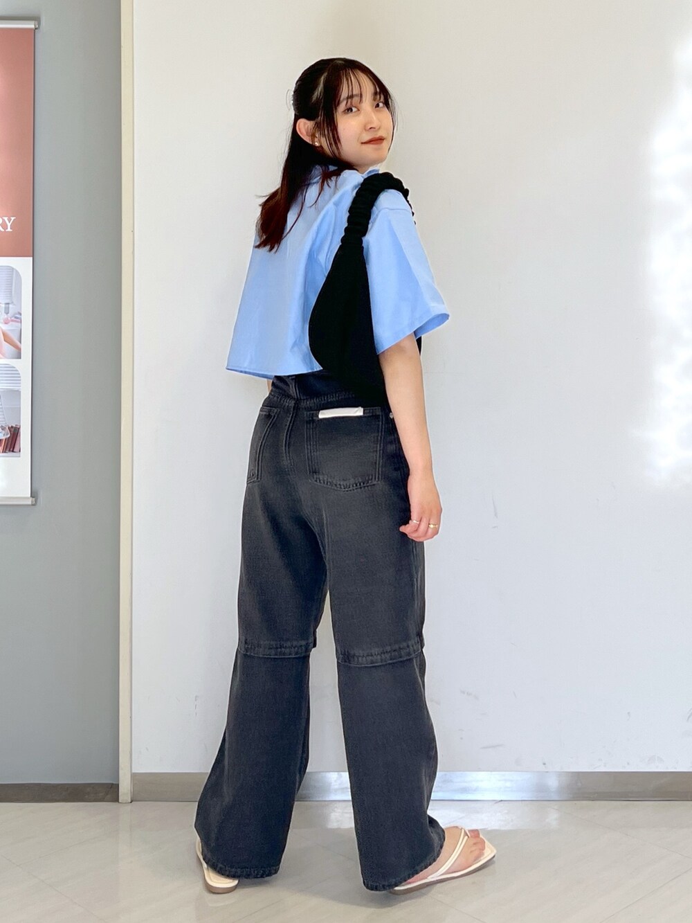 ブラック系のタンクトップ、ブルー系のシャツ/ブラウス、ブラック系のデニムパンツを着用したレディースの春コーディネートの4枚目の写真
