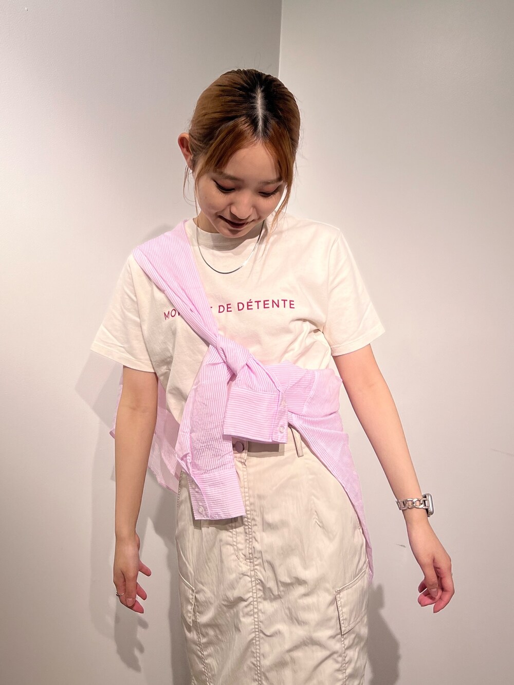 ホワイト系のスカート、ホワイト系のTシャツ/カットソー、ピンク系のシャツ/ブラウスを着用したレディースの夏コーディネートの5枚目の写真