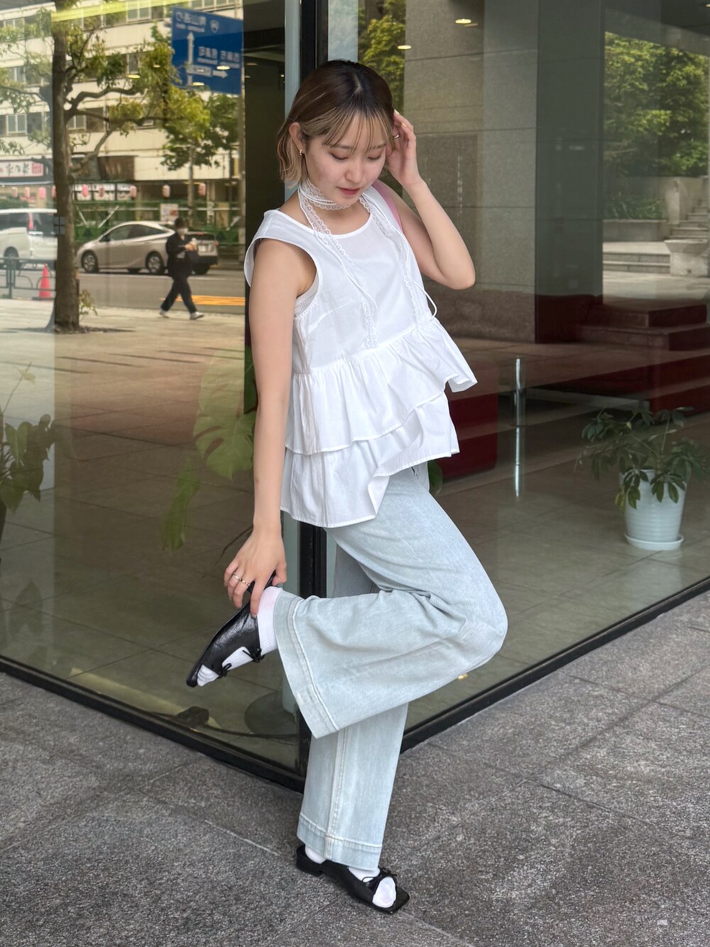 ホワイト系のシャツ/ブラウス、ピンク系のショルダーバッグ、ブルー系のデニムパンツを着用したレディースの夏コーディネートの4枚目の写真