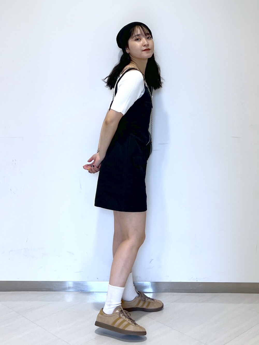 ブラック系のワンピース、ホワイト系のニット/セーター、ブラック系のショルダーバッグを着用したレディースの夏コーディネートの3枚目の写真