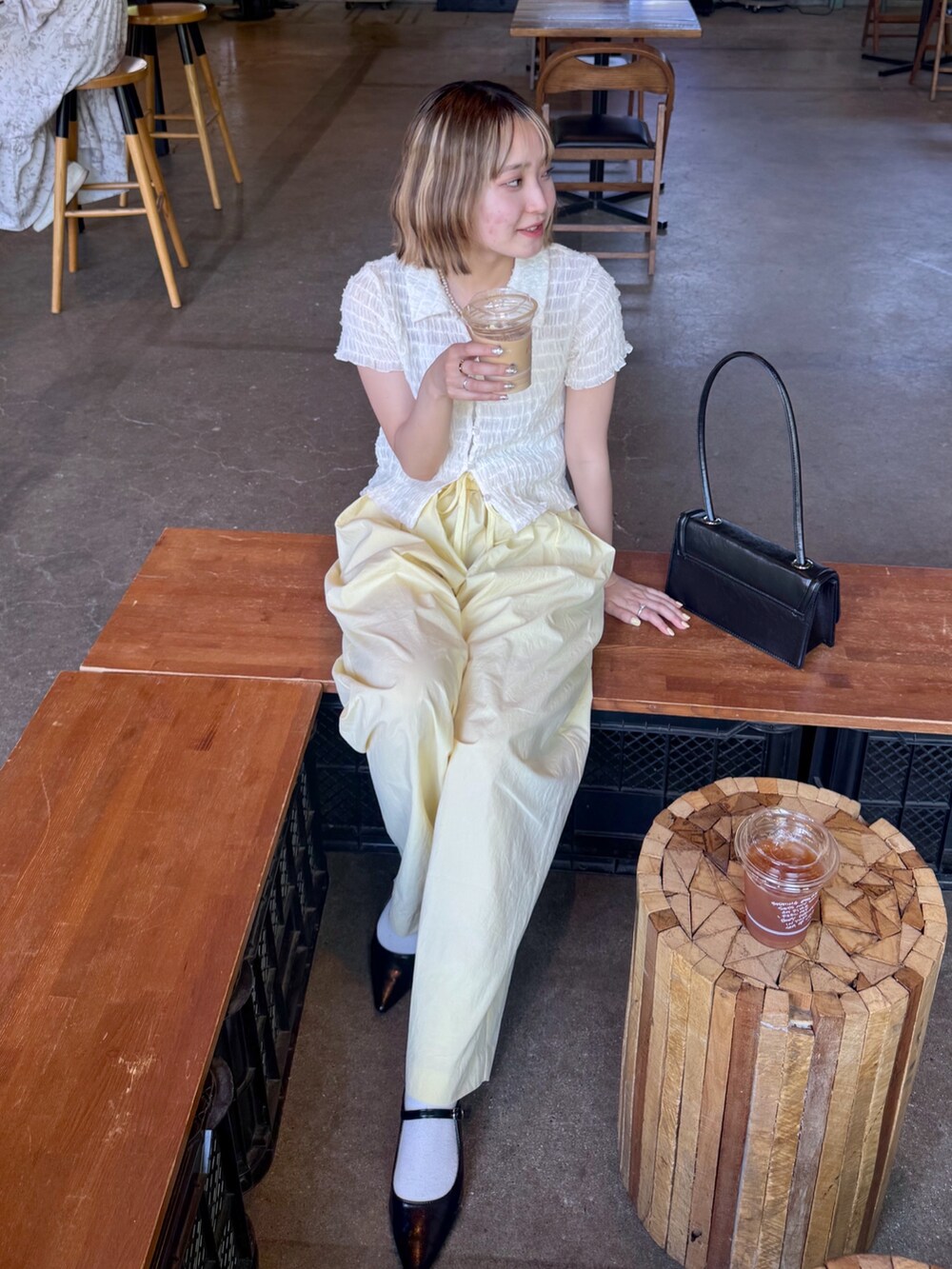 ホワイト系のシャツ/ブラウス、ホワイト系のキャミソール、ブラック系のパンプスを着用したレディースの夏コーディネートの4枚目の写真