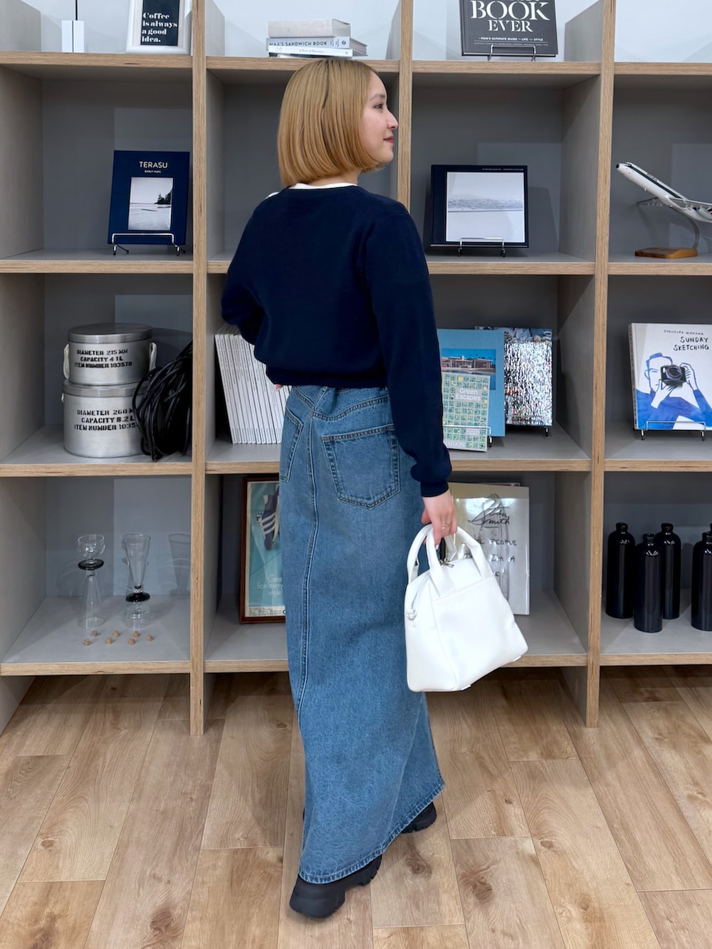 ブルー系のカーディガン/ボレロ、ホワイト系のTシャツ/カットソー、ブルー系のデニムスカートを着用したレディースの春コーディネートの5枚目の写真