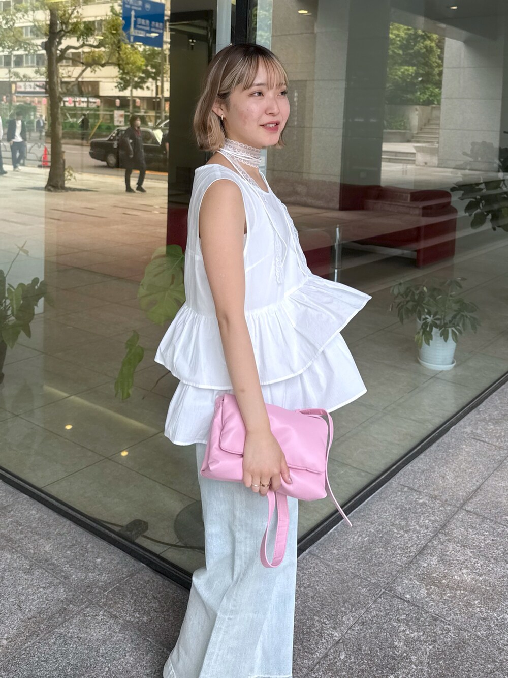 ホワイト系のシャツ/ブラウス、ピンク系のショルダーバッグ、ブルー系のデニムパンツを着用したレディースの夏コーディネートの3枚目の写真