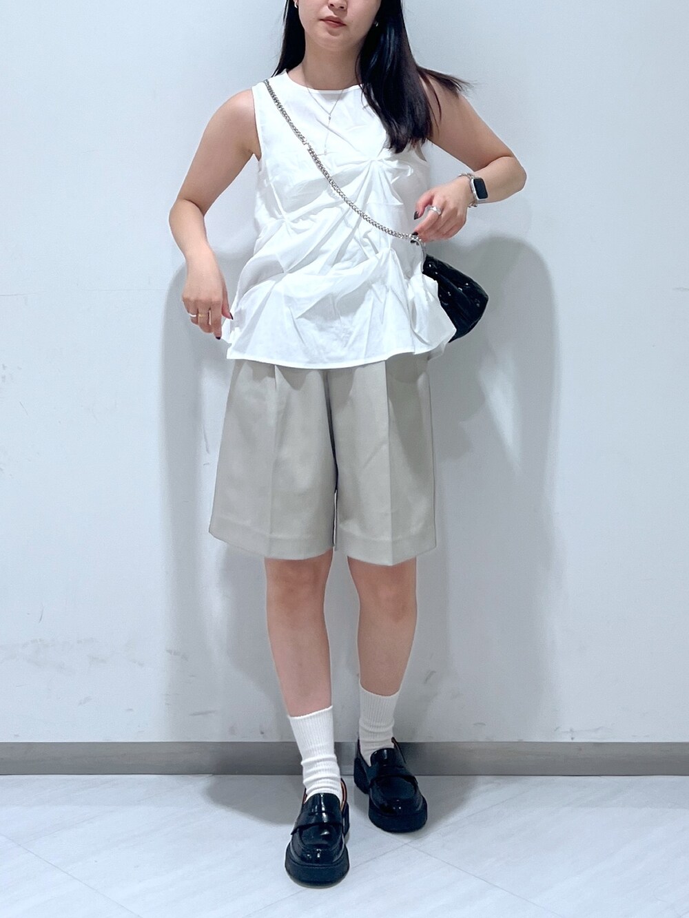 ホワイト系のシャツ/ブラウス、ベージュ系のその他パンツ、ブラック系のショルダーバッグを着用したレディースの夏コーディネートの5枚目の写真