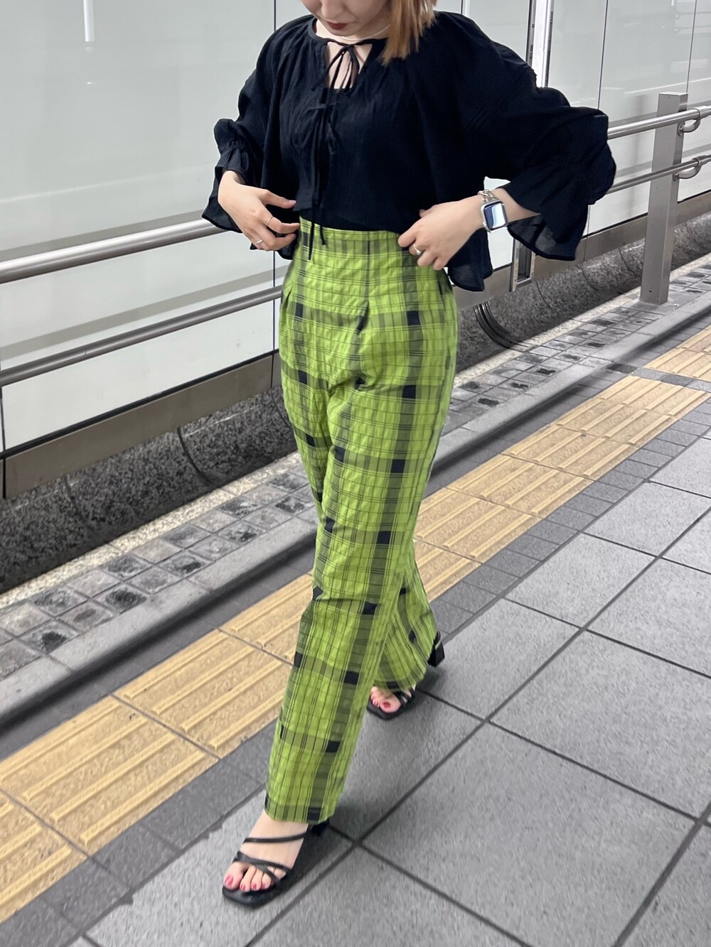 グリーン系のその他パンツ、ブラック系のシャツ/ブラウス、ブラック系のTシャツ/カットソーを着用したレディースの春コーディネートの6枚目の写真