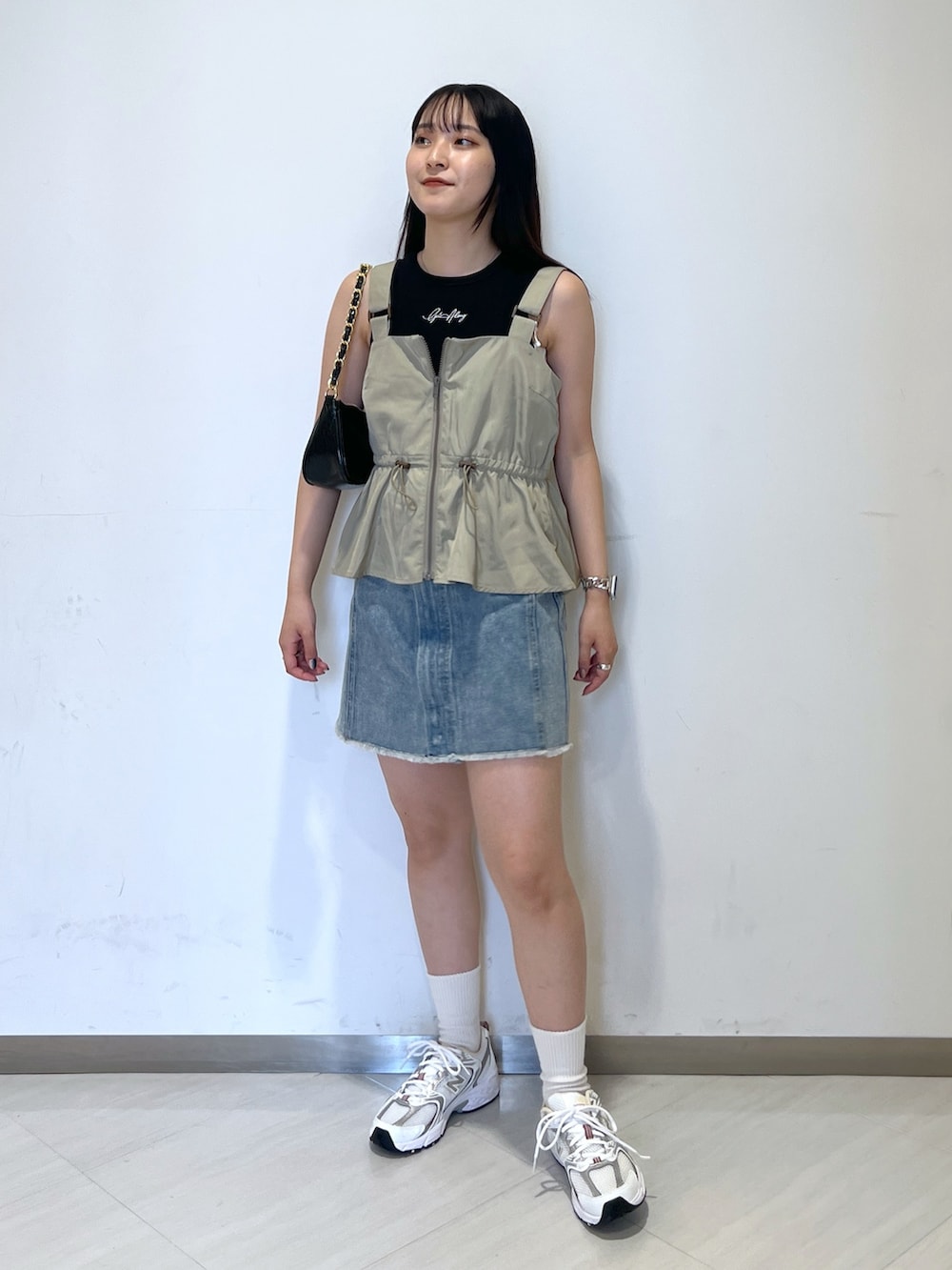 ブラック系のタンクトップ、ベージュ系のシャツ/ブラウス、ブラック系のトートバッグを着用したレディースの夏コーディネートの2枚目の写真