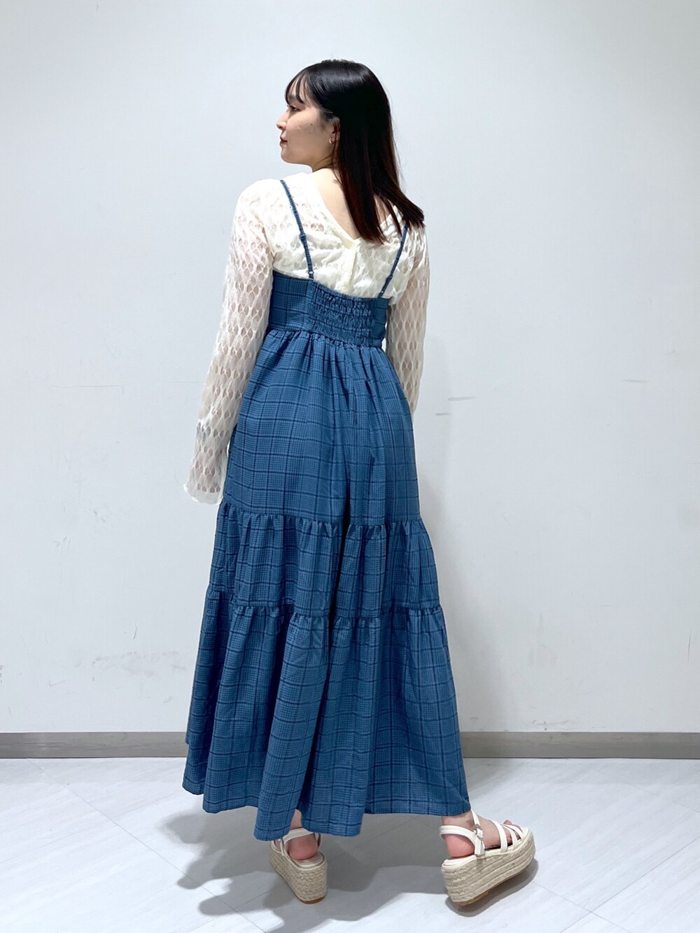 ホワイト系のショルダーバッグ、ブルー系のワンピース、ホワイト系のカーディガン/ボレロを着用したレディースの春コーディネートの4枚目の写真