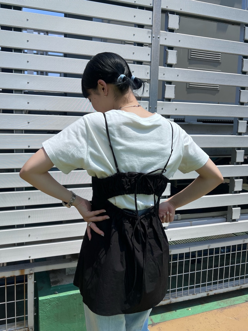 ホワイト系のTシャツ/カットソー、ブラック系のシャツ/ブラウス、ブルー系のデニムパンツを着用したレディースの夏コーディネートの5枚目の写真