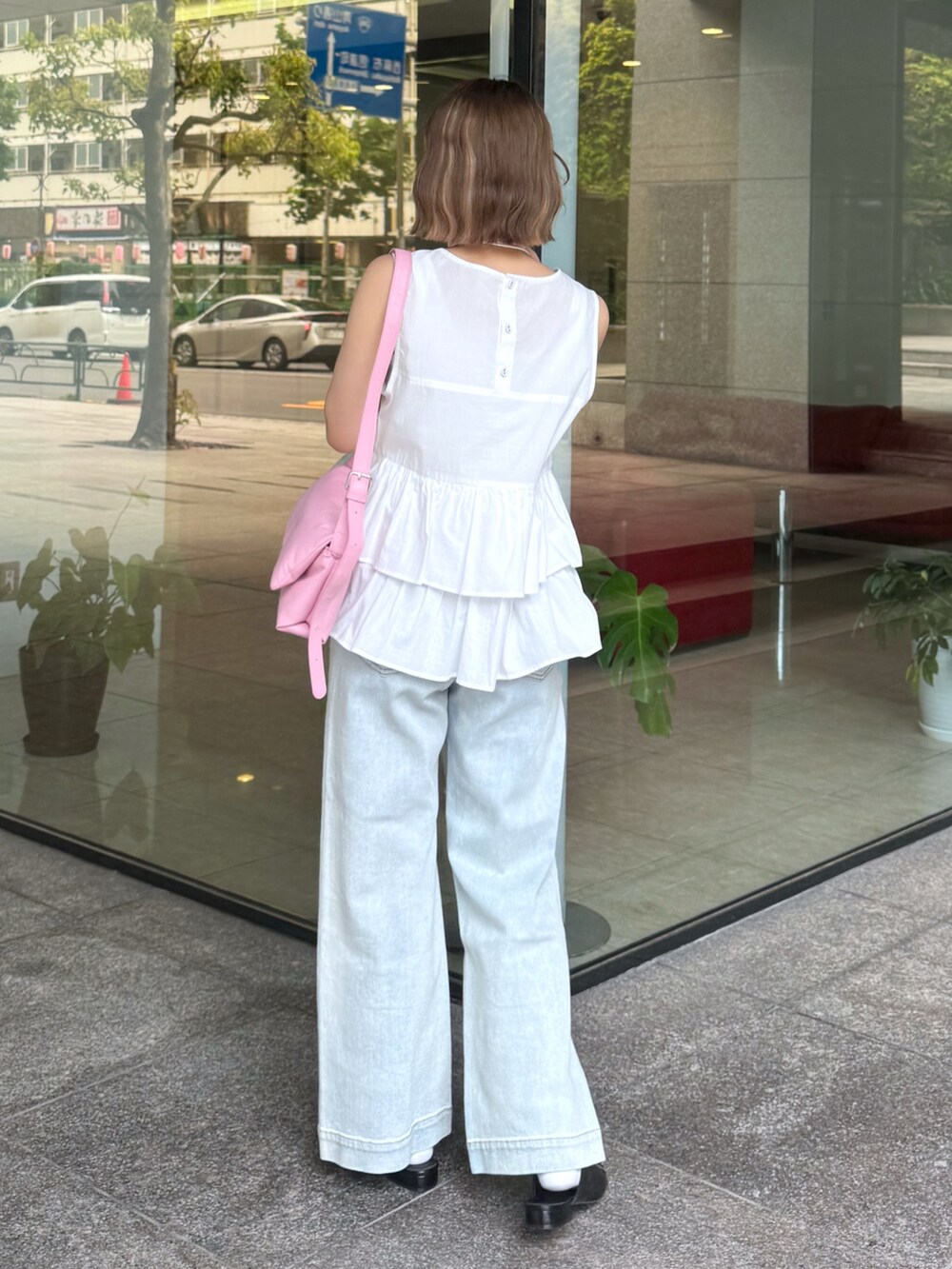 ホワイト系のシャツ/ブラウス、ピンク系のショルダーバッグ、ブルー系のデニムパンツを着用したレディースの夏コーディネートの5枚目の写真