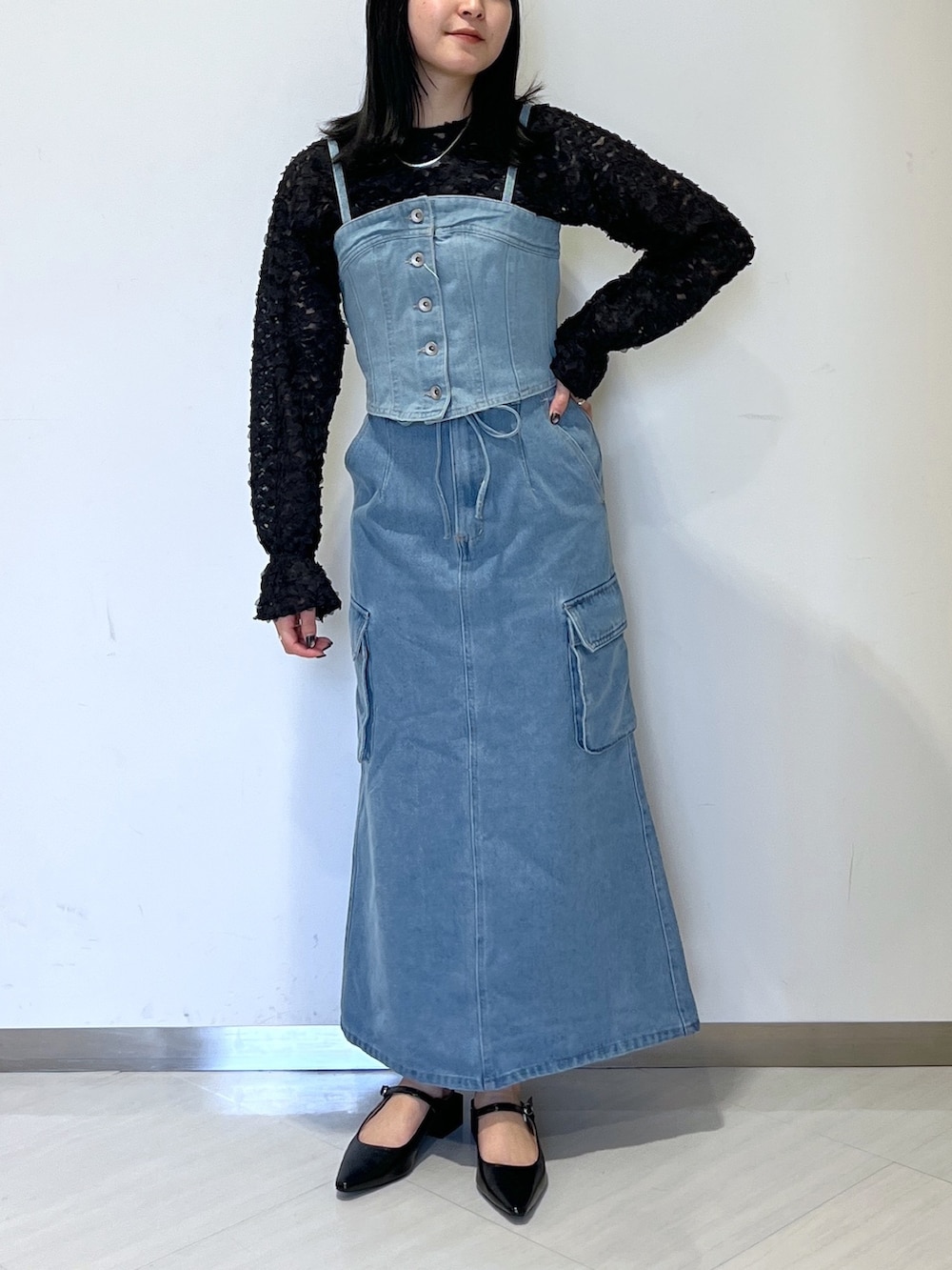 ブラック系のシャツ/ブラウス、ブルー系のベスト、ブルー系のデニムスカートを着用したレディースの冬コーディネートの3枚目の写真