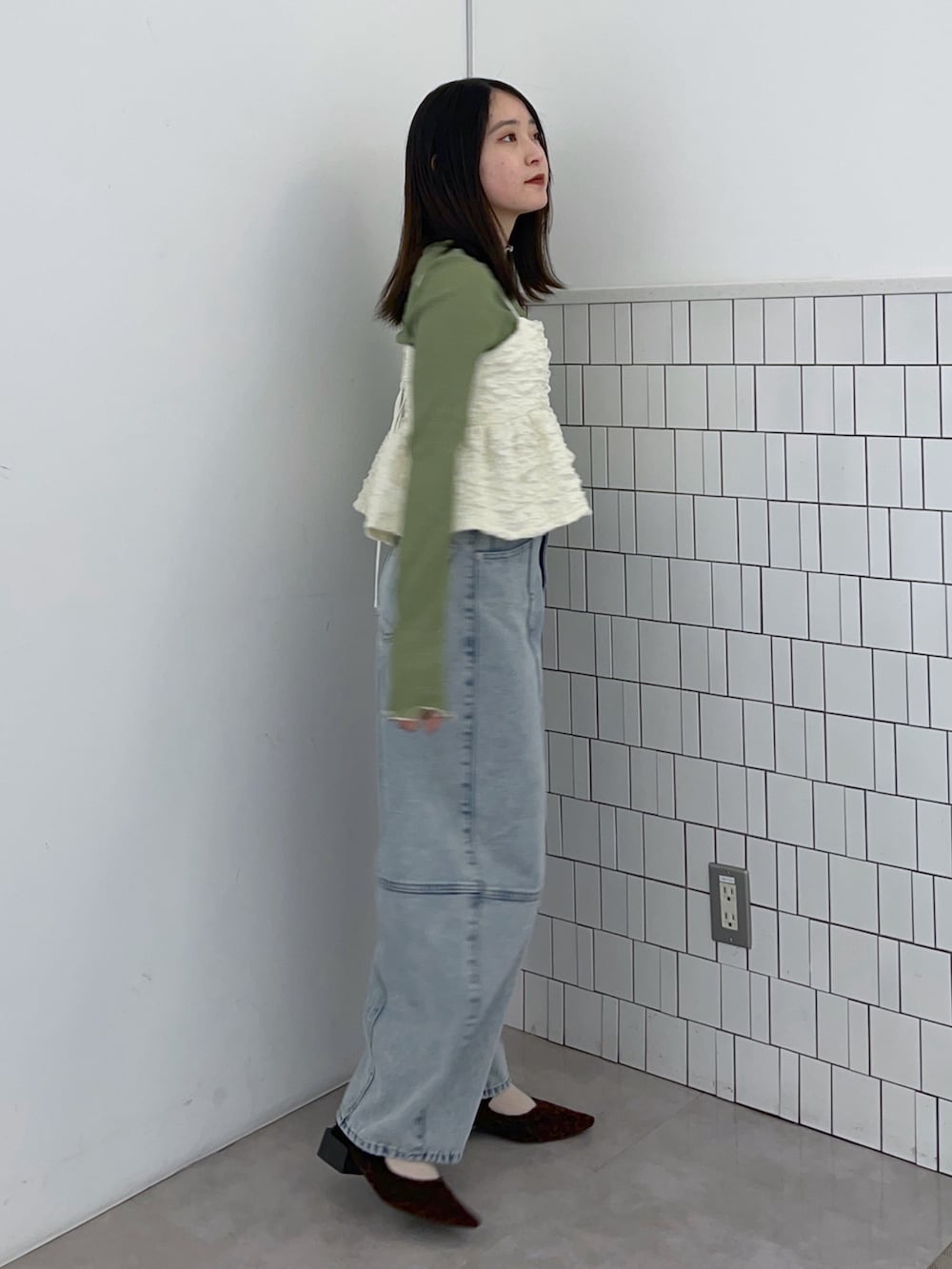 グリーン系のTシャツ/カットソー、ホワイト系のシャツ/ブラウス、ブルー系のデニムパンツを着用したレディースの春コーディネートの4枚目の写真