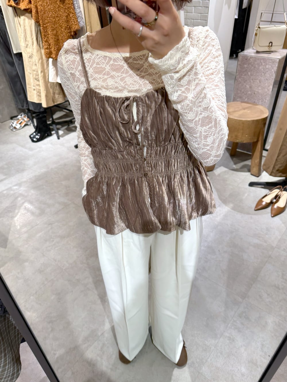 ホワイト系のTシャツ/カットソー、ベージュ系のその他トップス、ホワイト系のその他パンツを着用したレディースの秋コーディネートの5枚目の写真