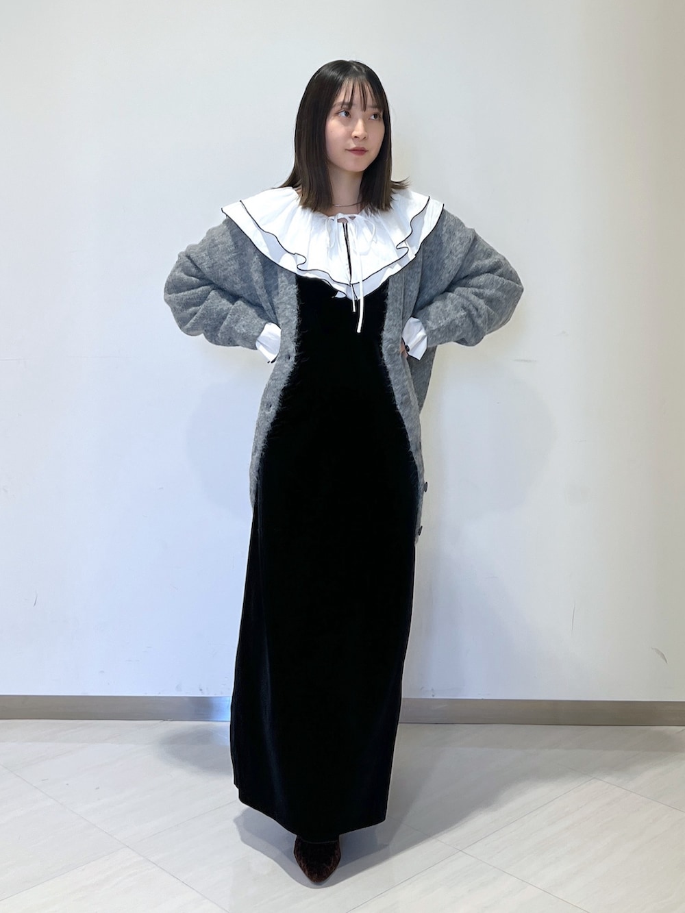 ホワイト系のシャツ/ブラウス、グレー系のカーディガン/ボレロ、ブラック系のワンピースを着用したレディースの秋コーディネートの3枚目の写真