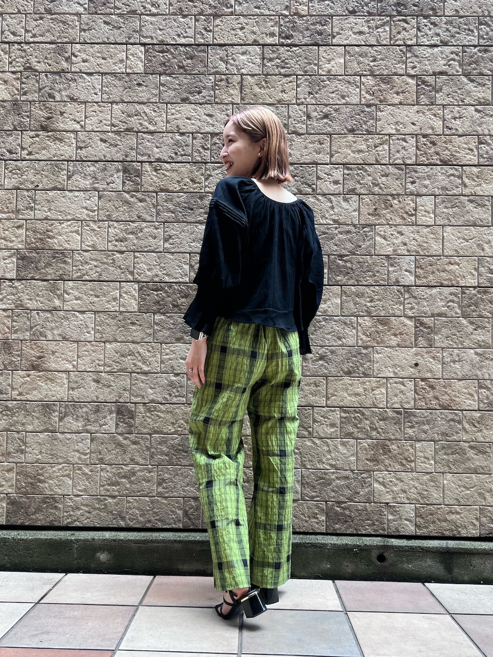 グリーン系のその他パンツ、ブラック系のシャツ/ブラウス、ブラック系のTシャツ/カットソーを着用したレディースの春コーディネートの4枚目の写真