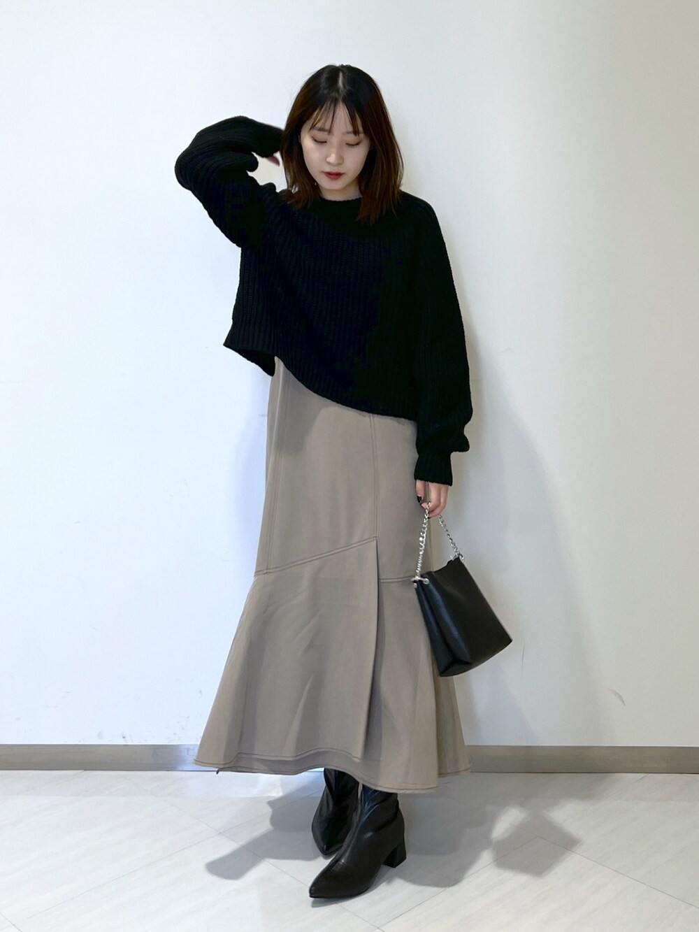 ブラック系のタンクトップ、ブラック系のニット/セーター、ブラウン系のワンピースを着用したレディースの秋コーディネートの2枚目の写真